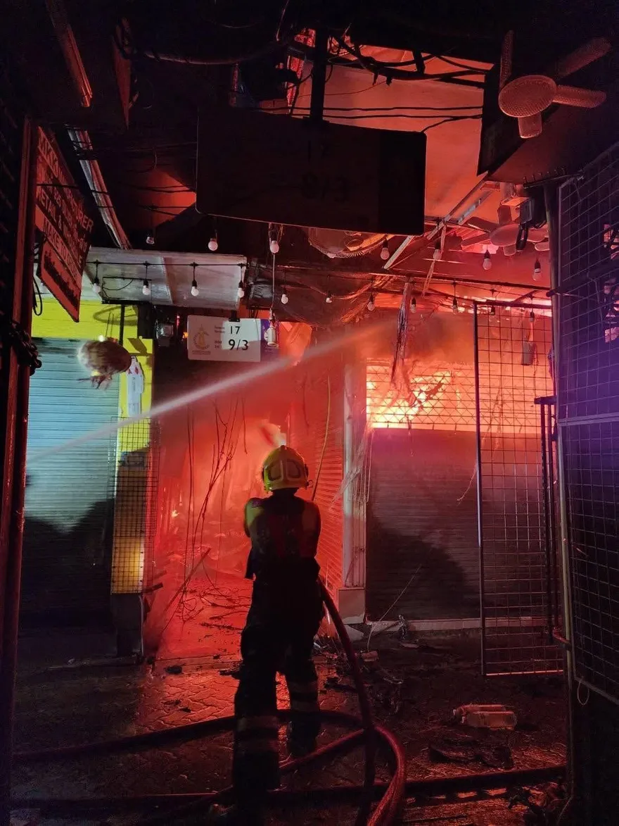 泰國洽圖洽市集昨晚驚傳大火！28店鋪燒毀、無人傷亡