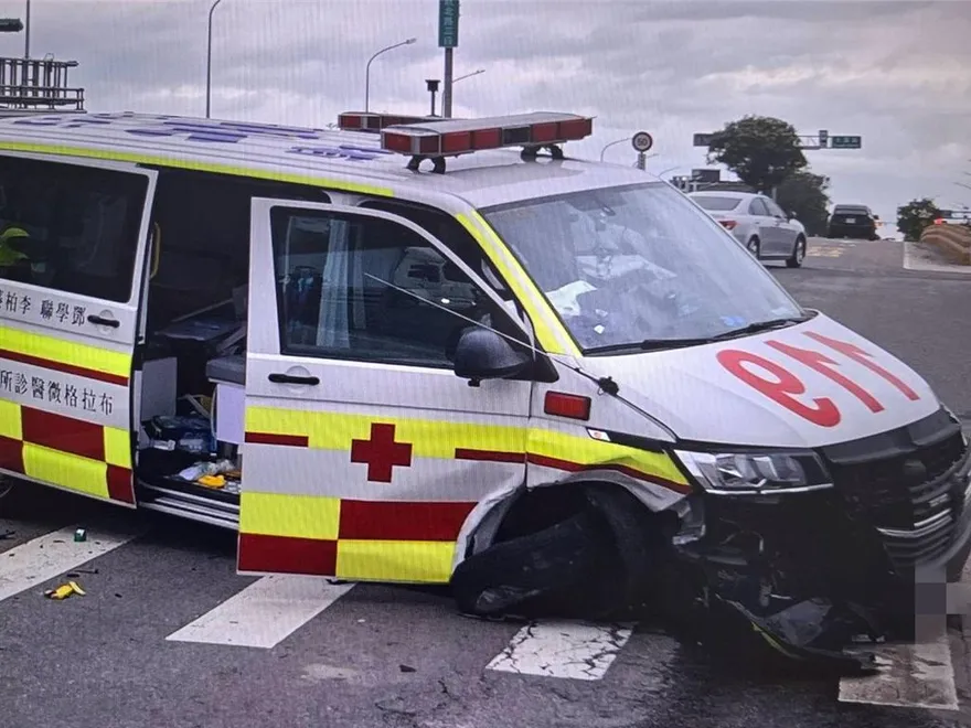影/值勤途中出意外！中壢救護車路口遭撞　2車頭全毀5人傷