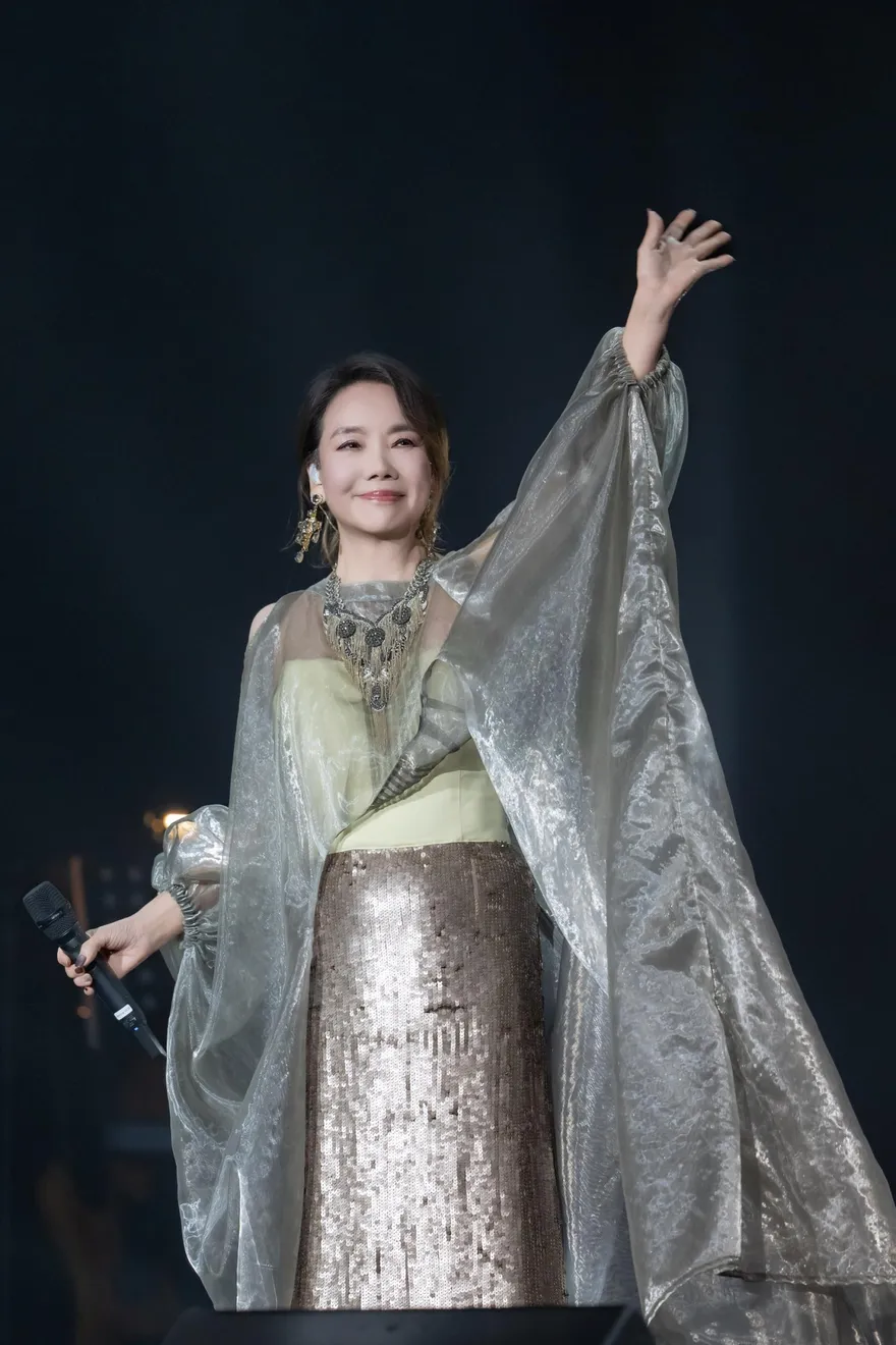 憶屠穎激動落淚！辛曉琪唱一半「舞台狂晃」： 感應到老師來了