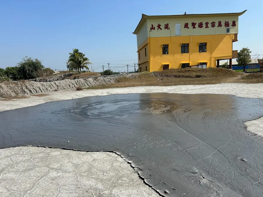 影/萬丹泥火山今年首噴！泥漿湧水溝罕見畫面曝　水利單位急清除