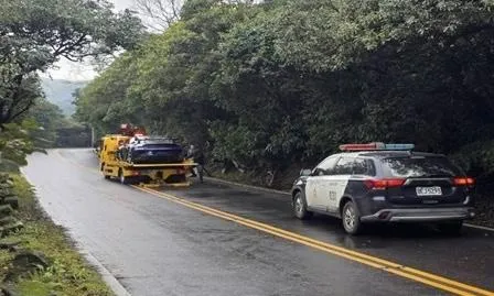陽金公路保時捷跑車自撞卡山溝　警即刻救援幸無人傷
