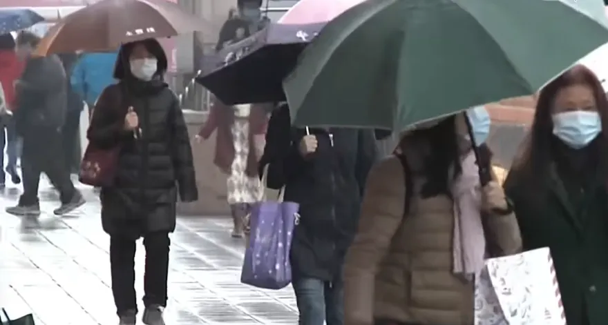明晨低溫再探13度！本週持續飄涼雨　開工日起有好天氣