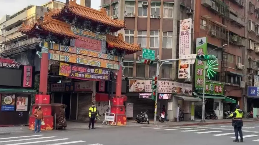 春節前夕果菜市場、龍山寺湧人潮　萬華警加強交管