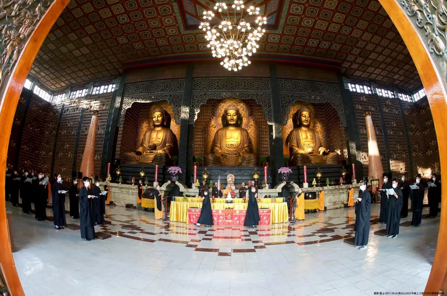 佛光山新年小巨蛋萬人法會！甘露灌頂滌熱惱　三皈五戒淨身心