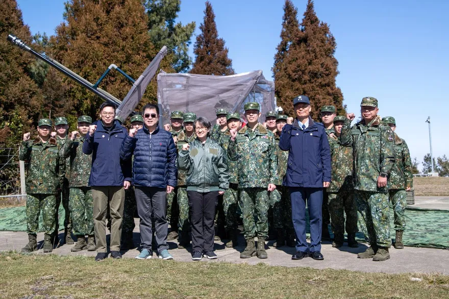 蕭美琴春節前慰勉空軍　35快砲自製無人機防護網首曝光