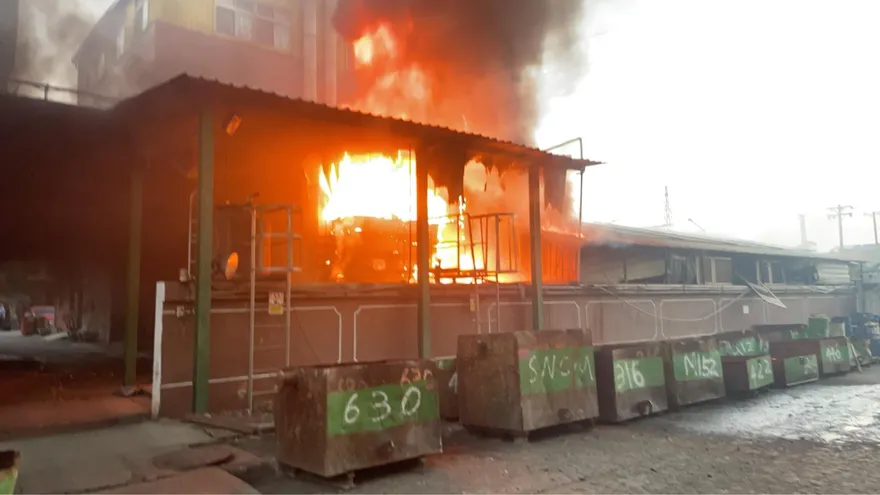 台南鐵皮屋今晨竄火！　氫氧化鈉儲槽燃燒釀災