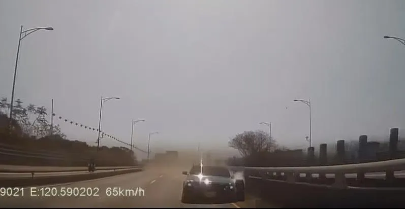 影/台74甲輪胎滾2公里真相曝！雙B競速百公里還撞車