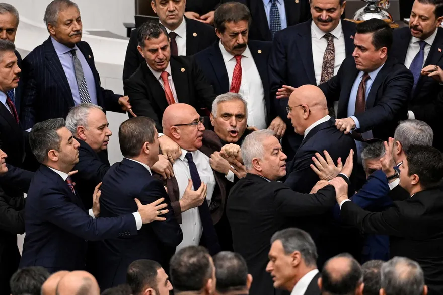 土耳其朝野為任命司法部長起衝突　國會殿堂上演全武行