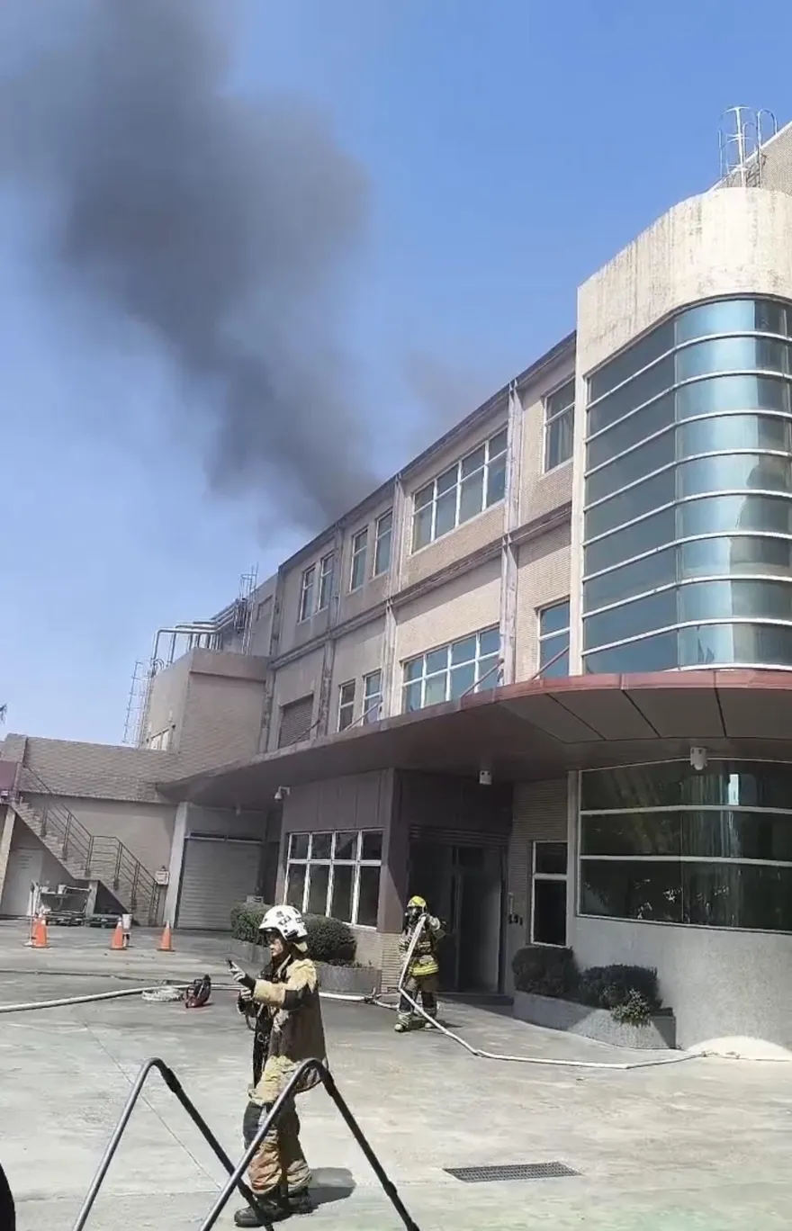 影/台南永康工廠火警竄濃煙火舌　緊急疏散幸無人傷