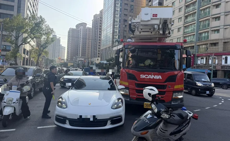影/新北板橋雲梯車出勤出車禍　擦撞保時捷跑車幸無人傷