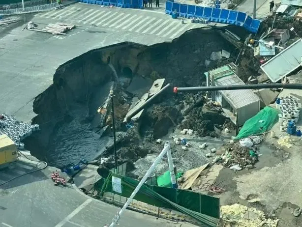影/上海地鐵工程坍塌！「巨大天坑」吞沒路面設施　多名工人急逃