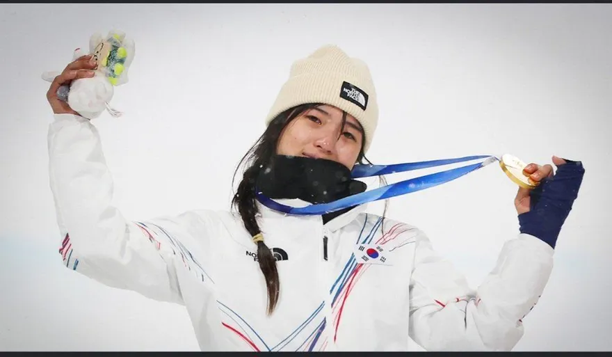 史詩級逆轉！17歲滑雪女將撞地無法動彈 　奇蹟摘韓國冬奧首金
