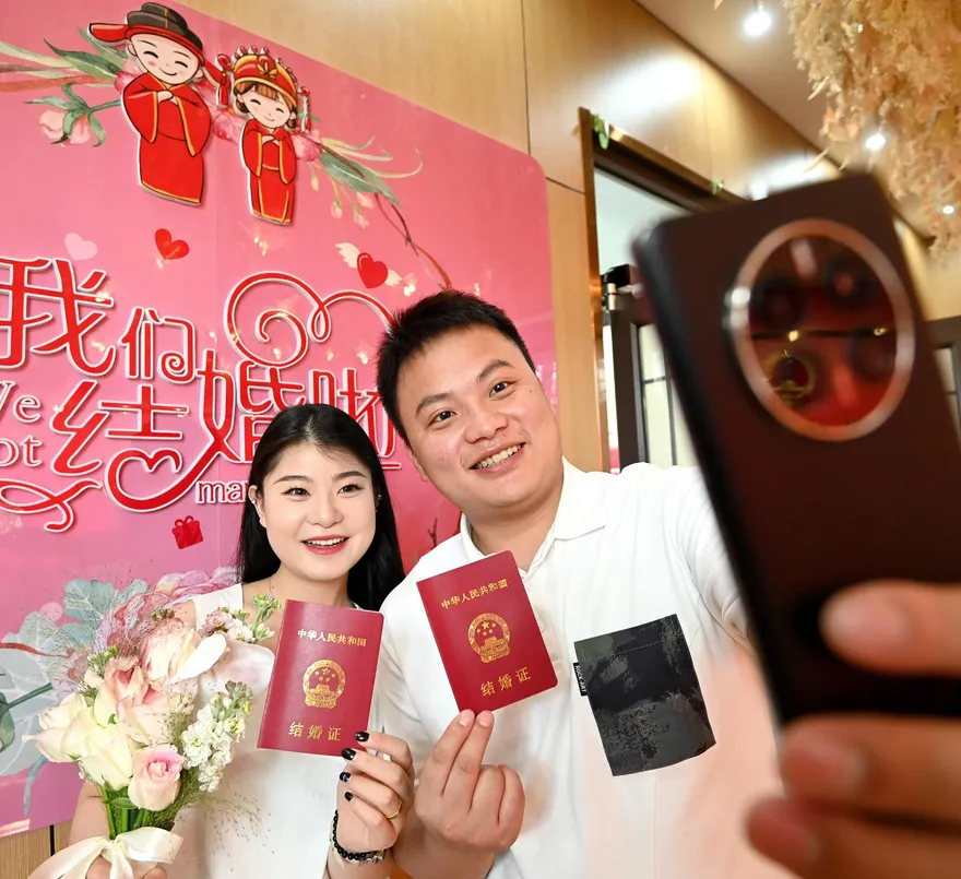 陸網信辦春節整頓網路生態　點名打擊鼓吹「不婚不育」言論