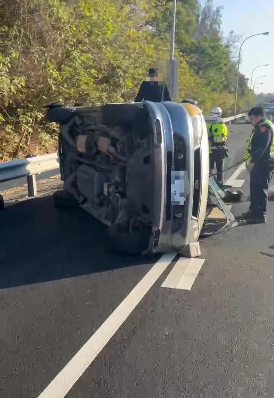 國3南下新竹段出事了！台男載智利5親屬翻車　4人送醫