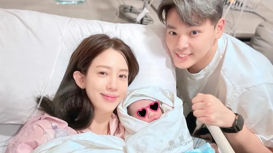 恭喜！愛雅剖腹產子報平安　過年前曬全家福：我也是媽媽了