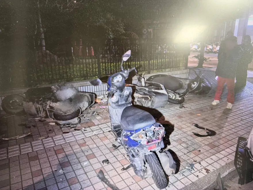 影/保齡球式衝撞！桃園小客車橫掃7汽機車　幸無人傷亡
