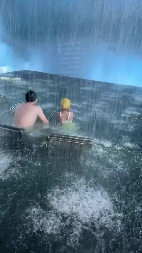 影/陸「暴風雨」溫泉洗浴中心暴紅　網友：鐵達尼式體驗