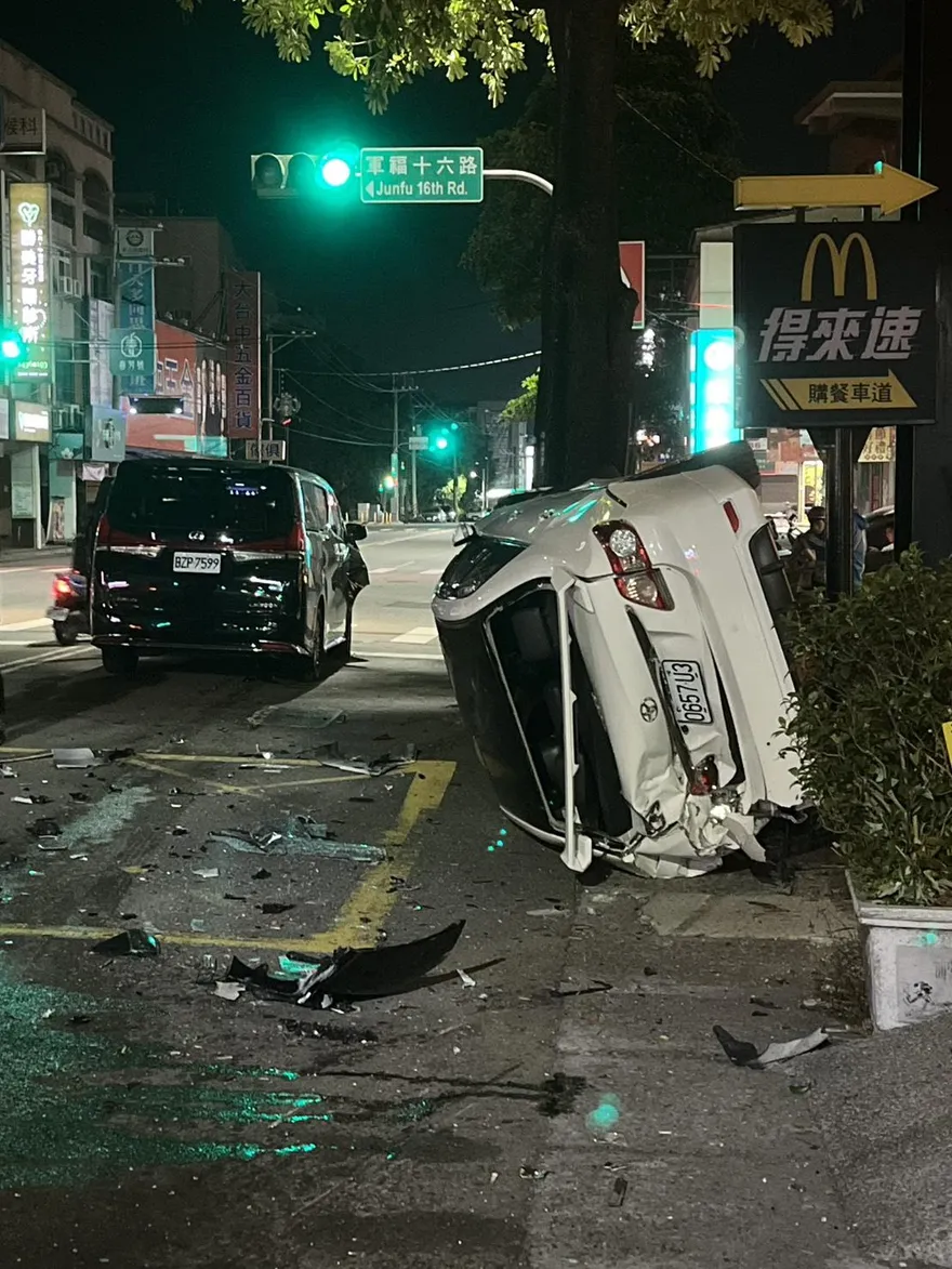 疑疲勞駕駛釀禍！台中休旅車撞爛路邊小客車