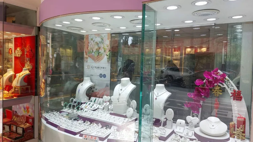 影/桃園銀樓搶案！嫌犯持榔頭砸櫃警鈴響逃　警3小時逮人