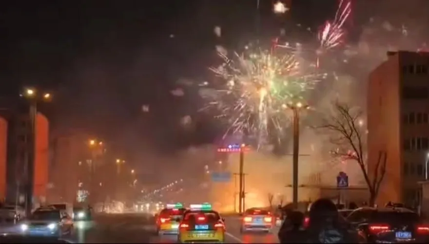 影/湊熱鬧？遼寧鞭炮攤起火引民眾圍觀　嗨喊「看半小時煙火秀」