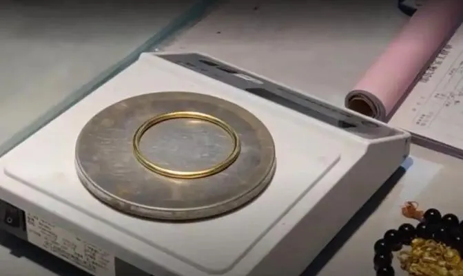 陸男變賣前女友贈送銀鐲！剪開竟是「銀包金」　網笑稱：錯過富婆