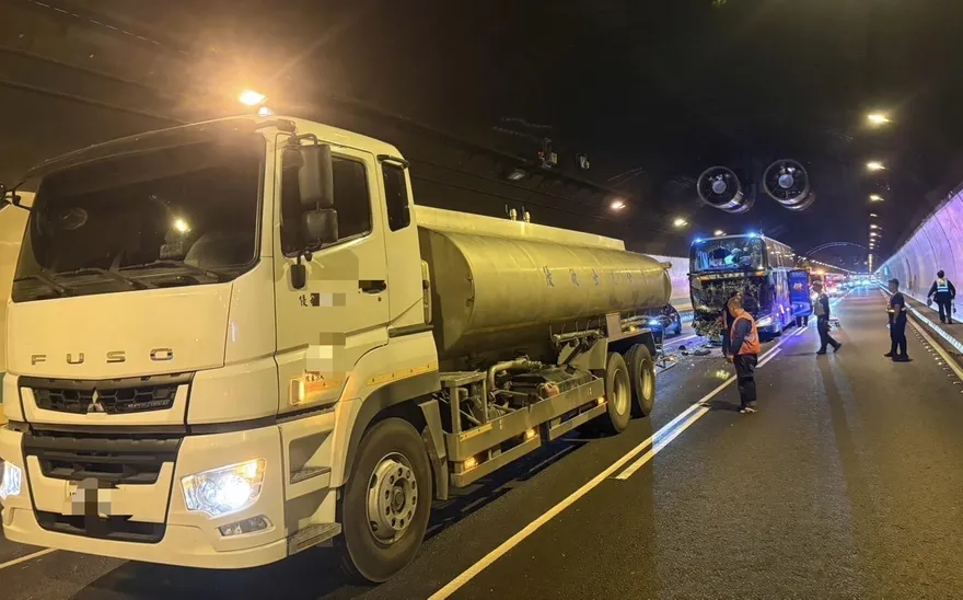 國道3號福德隧道2大車追撞　1人受傷回堵5公里