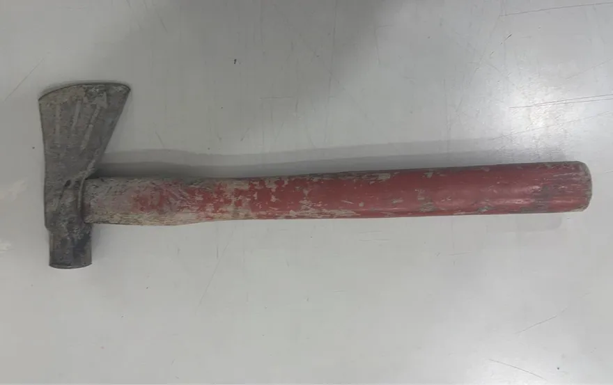 影/新北三重刺青男當街亮斧頭　民眾嚇壞警衝現場逮人