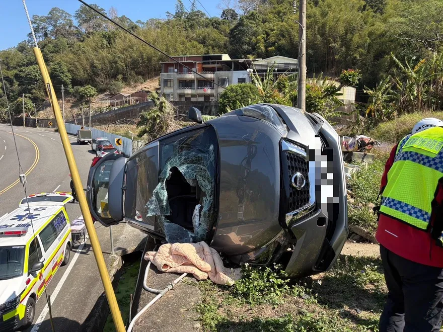 影/獅潭自小客車側翻擋風玻璃全碎！苗栗疲勞駕駛仍奇蹟無傷