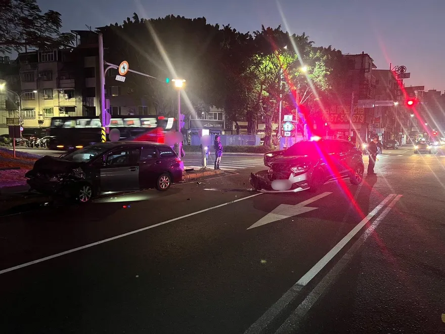 影/春節連假首日就撞車！　高雄女駕駛疑左轉未禮讓直行車釀禍