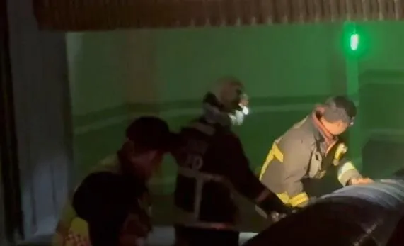 影/台中深夜地下室火燒車濃煙竄　車主聞塑膠味BMW下秒自燃