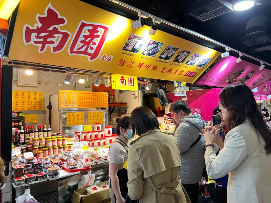 鄭麗文現身南門市場買年貨！曝私房「酥脆年糕」獨門煎法