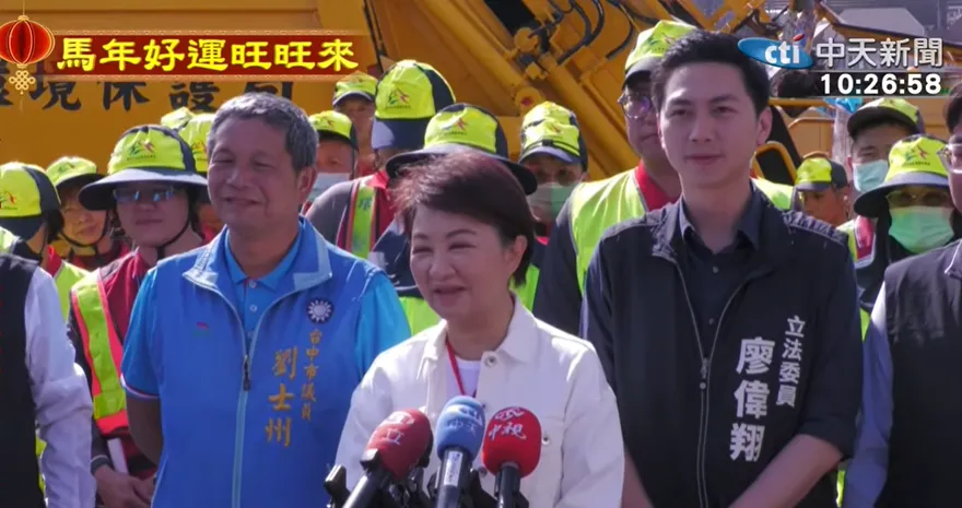 鄭麗文突襲台中「打盧」？盧秀燕反應超驚人　4字笑回破僵局