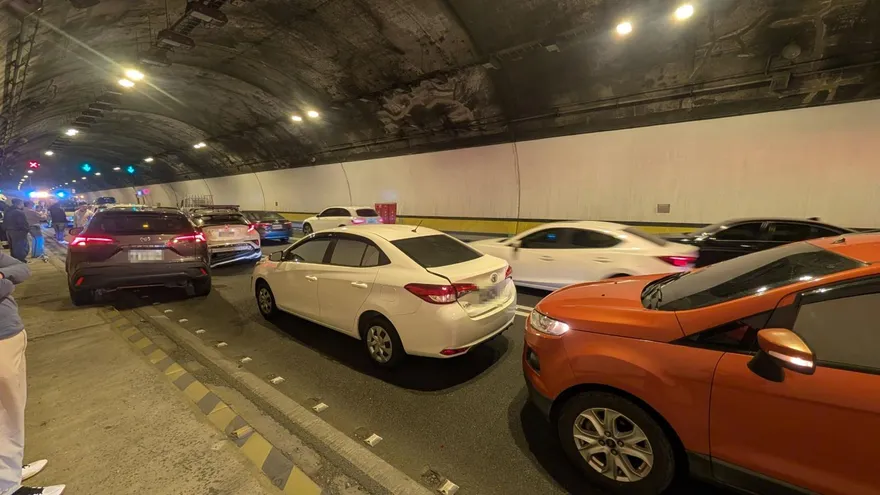 連假首日驚魂！國3蘭潭隧道「8車連環撞」 　20人困路旁