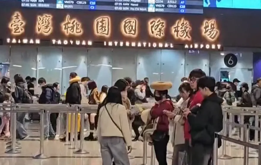 影/春節連假首日「桃機出入境16.9萬人次」寫新高　飛機也排隊