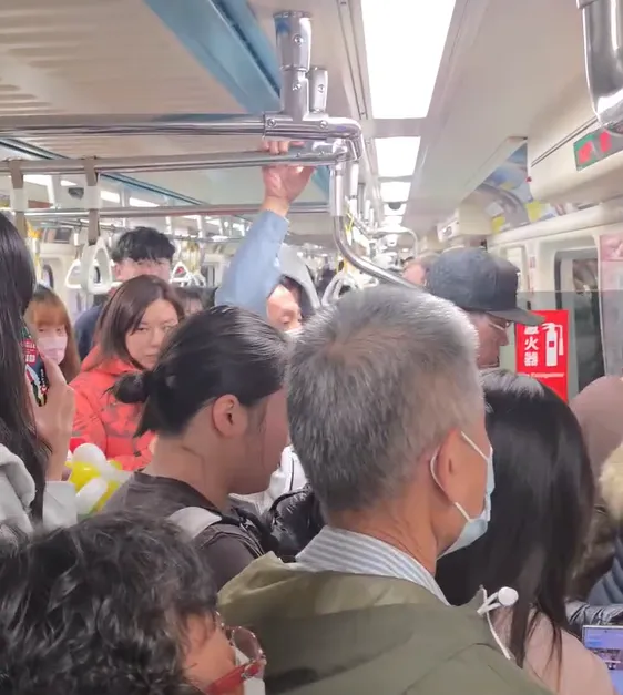 影/驚恐瞬間！北捷長者站不穩「揮傘勾扶手」嚇壞乘客以為攻擊