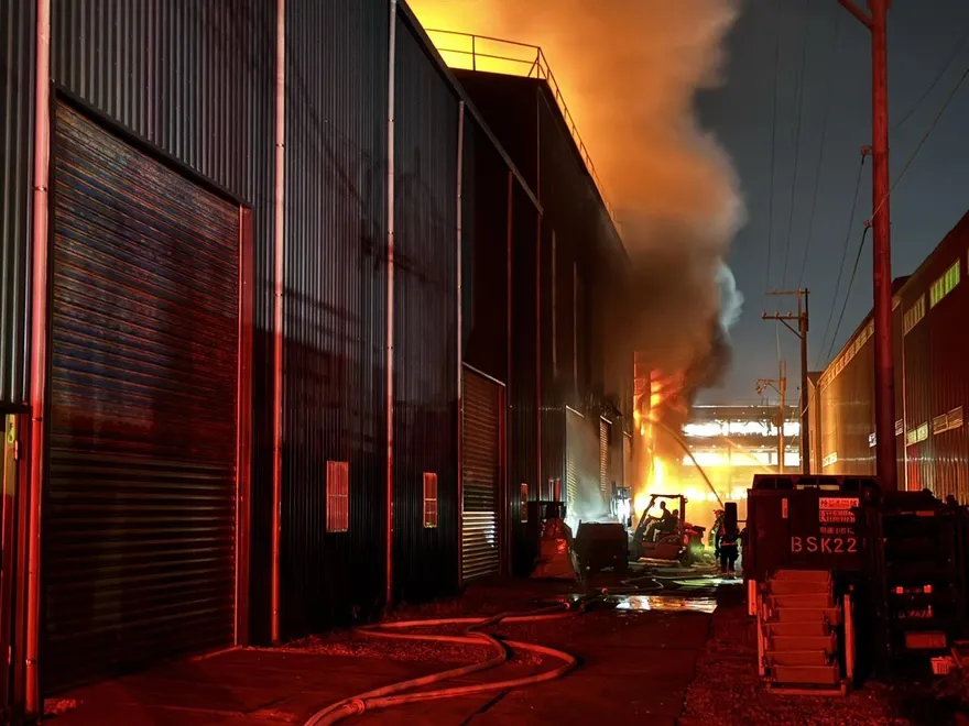 影/年前夜空被染紅！桃園鐵皮工廠深夜火警　91消防員馳援灌救