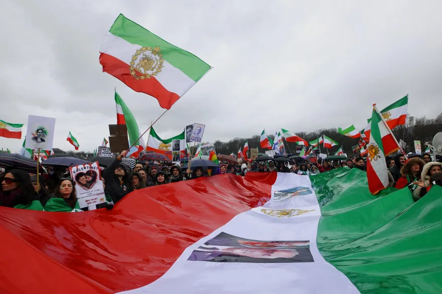 影/20萬人集結慕尼黑「反伊朗政權」　流亡王儲盼領導民主轉型