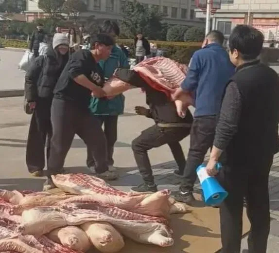 扛回家！陸高中送「半頭豬、一隻羊」給優秀學生　家長樂開懷