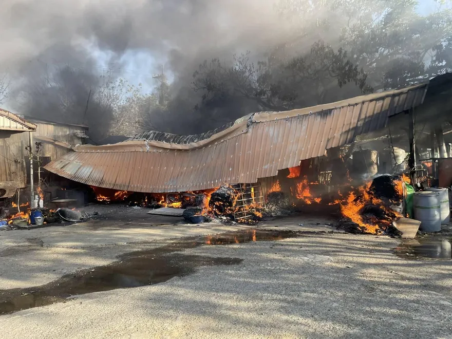 影/差點變烤肉！頭份鐵皮豬舍遭祝融　疑似電線短路起火