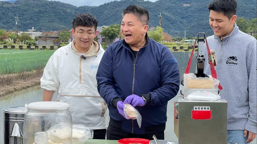 吳宗憲春節宜蘭初體驗！蔥田拔蔥「充滿勝算」　體驗手作傳美味