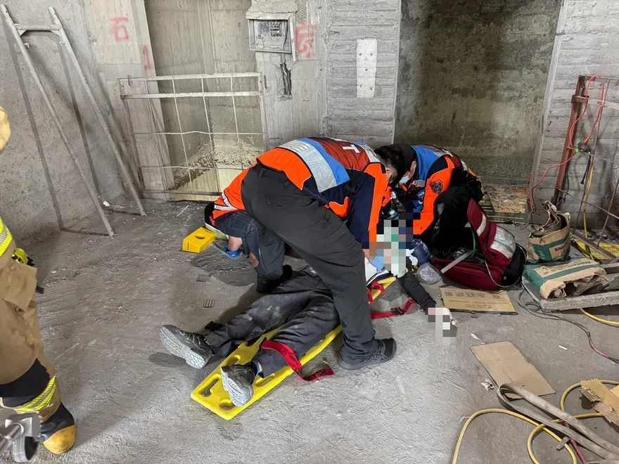 台南小年夜電梯井作業！工人慘遭磁磚廢料砸頭傷重不治