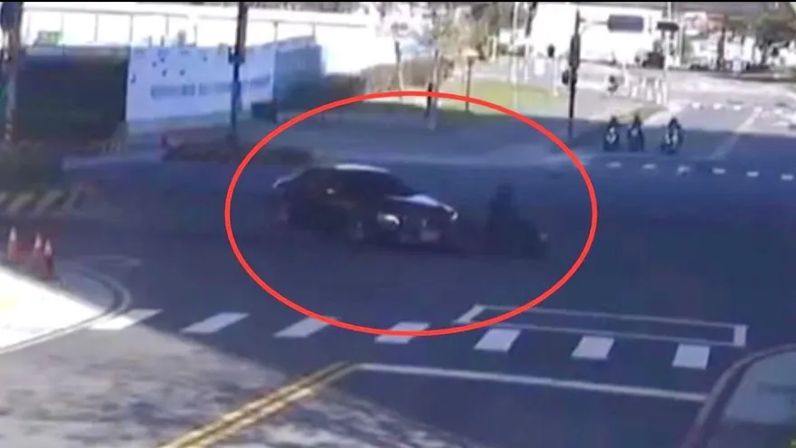 影/新北新莊賓士車違規右轉　擦撞機車害騎士慘摔