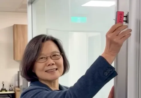 影/蔡英文秀提燈網暴動　 「搞事的本人」也跑來留言了！