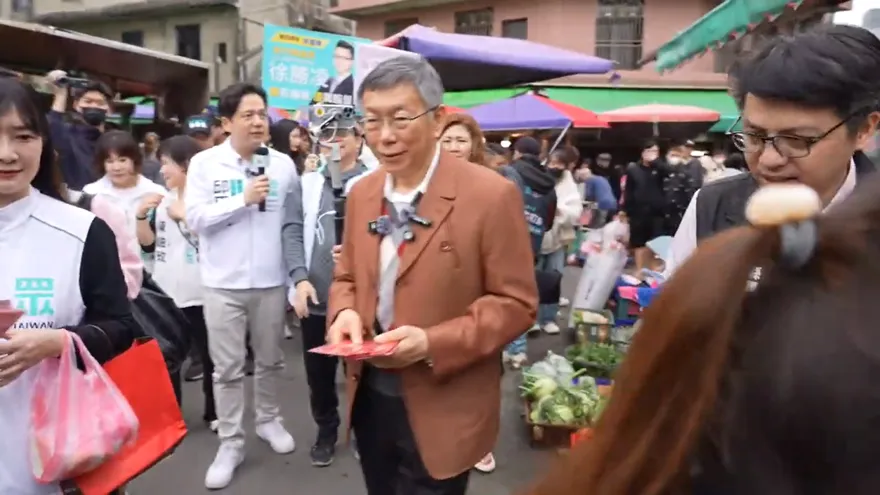 影/柯文哲帶「小雞」新竹發紅包　親吐「四個字」藏洋蔥？