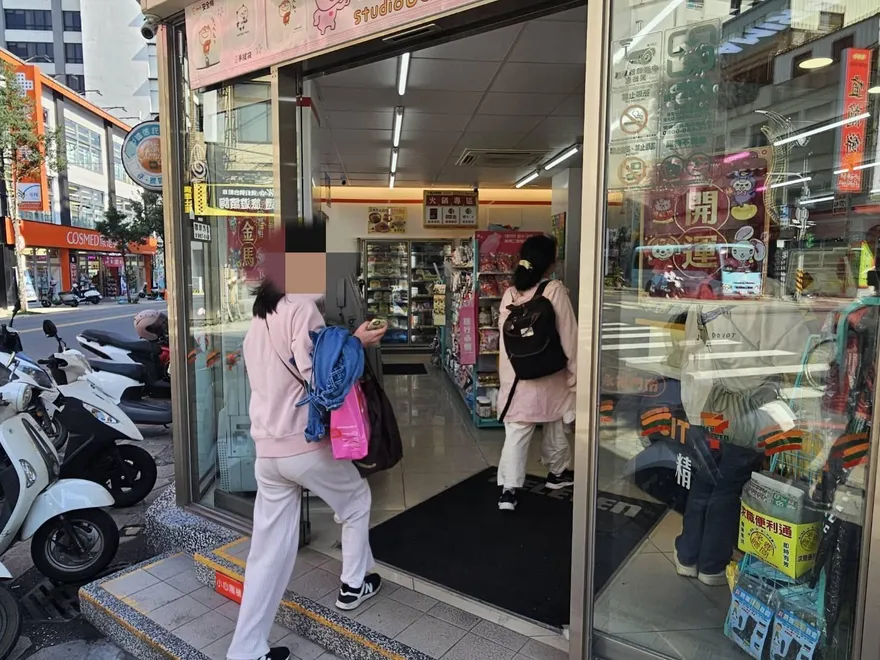 影/除夕驚傳割頸！女高中生情緒失控　礁溪超商持美工刀傷人