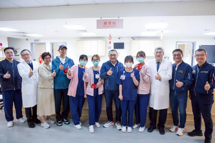 除夕慰問新北聯醫！侯友宜：感謝醫護人員守護民眾健康