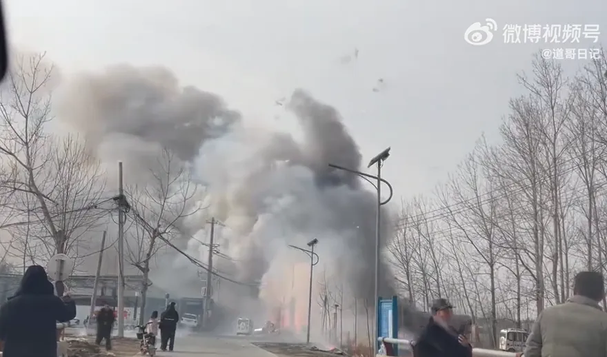 影/江蘇村民春節前夕亂放煙火　引燃爆竹店「爆炸狂冒煙」8死