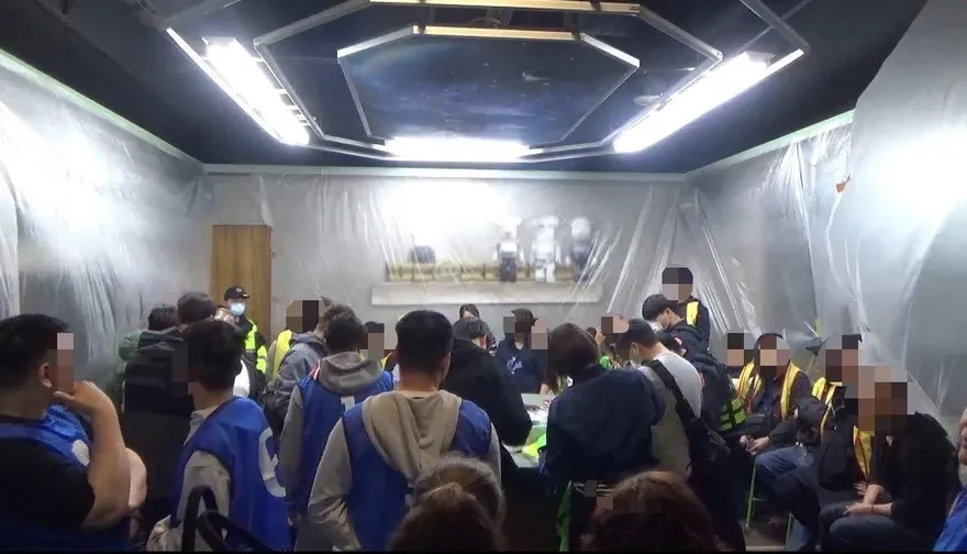 影/樹林警小年夜突襲職業賭場　逮49人意外查獲槍毒