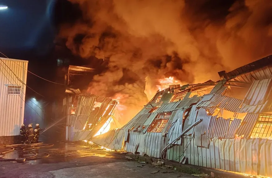 影/除夕夜彰化花壇製鞋廠火警　濃煙烈焰狂竄恐延燒