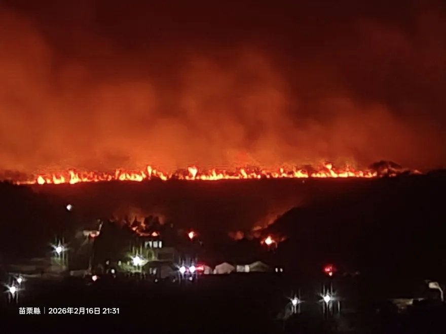 苗栗火燒山！　整條火光狂燃...疑民眾放鞭炮釀災
